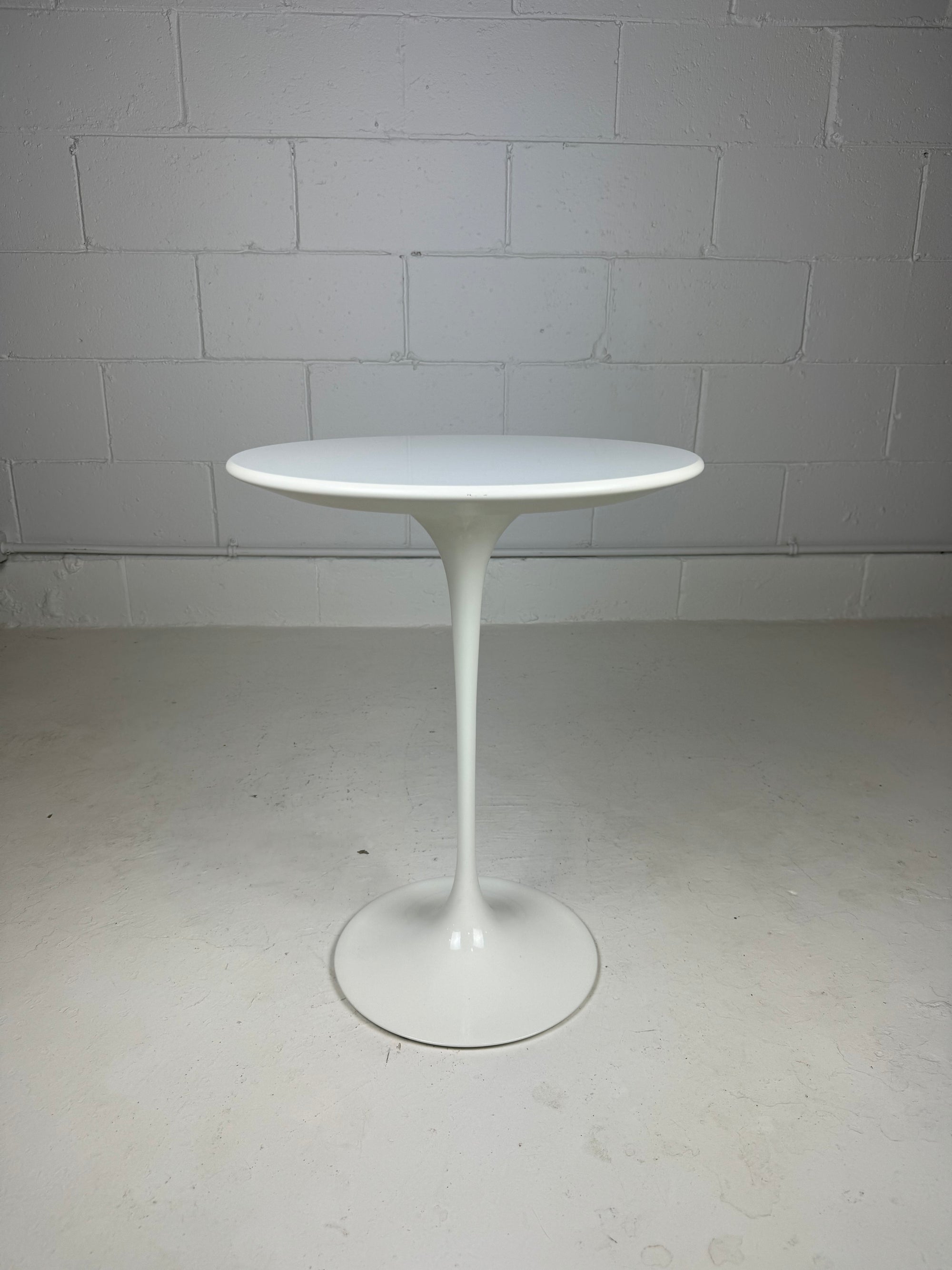 Knoll Saarinen Tulip Side Table 16"