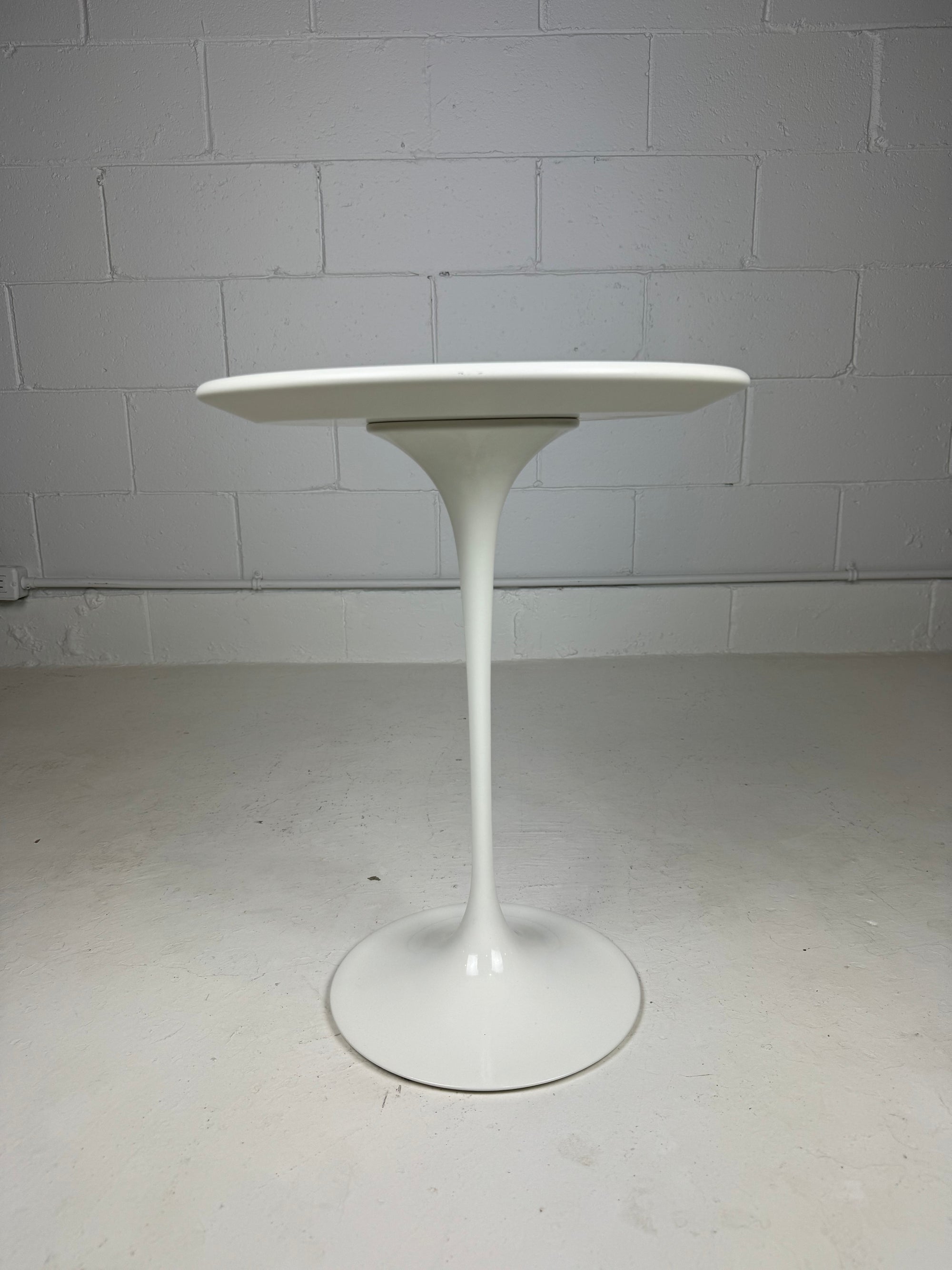 Knoll Saarinen Tulip Side Table 16"