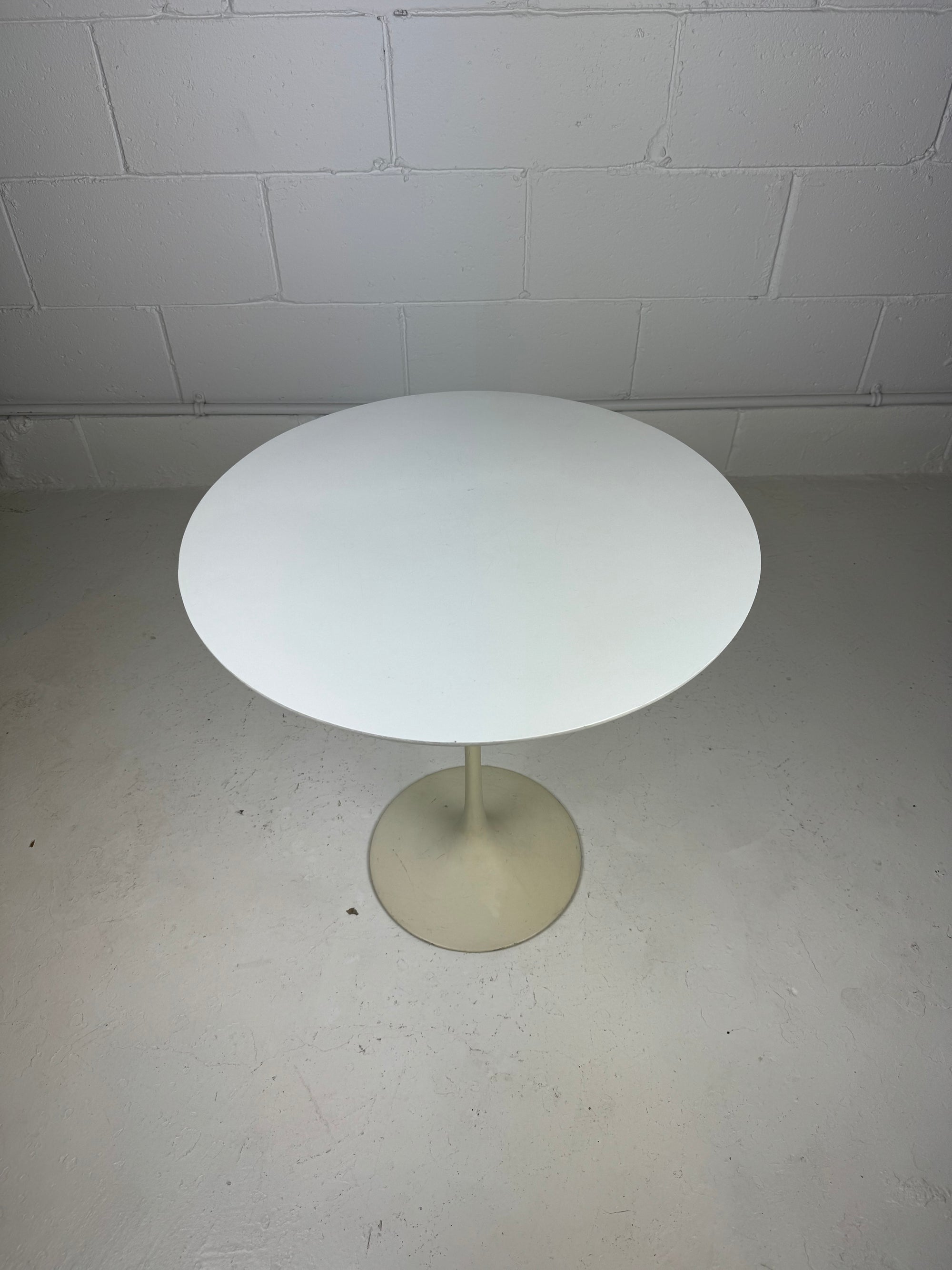 Knoll Saarinen Tulip Side Table 20" - faded base