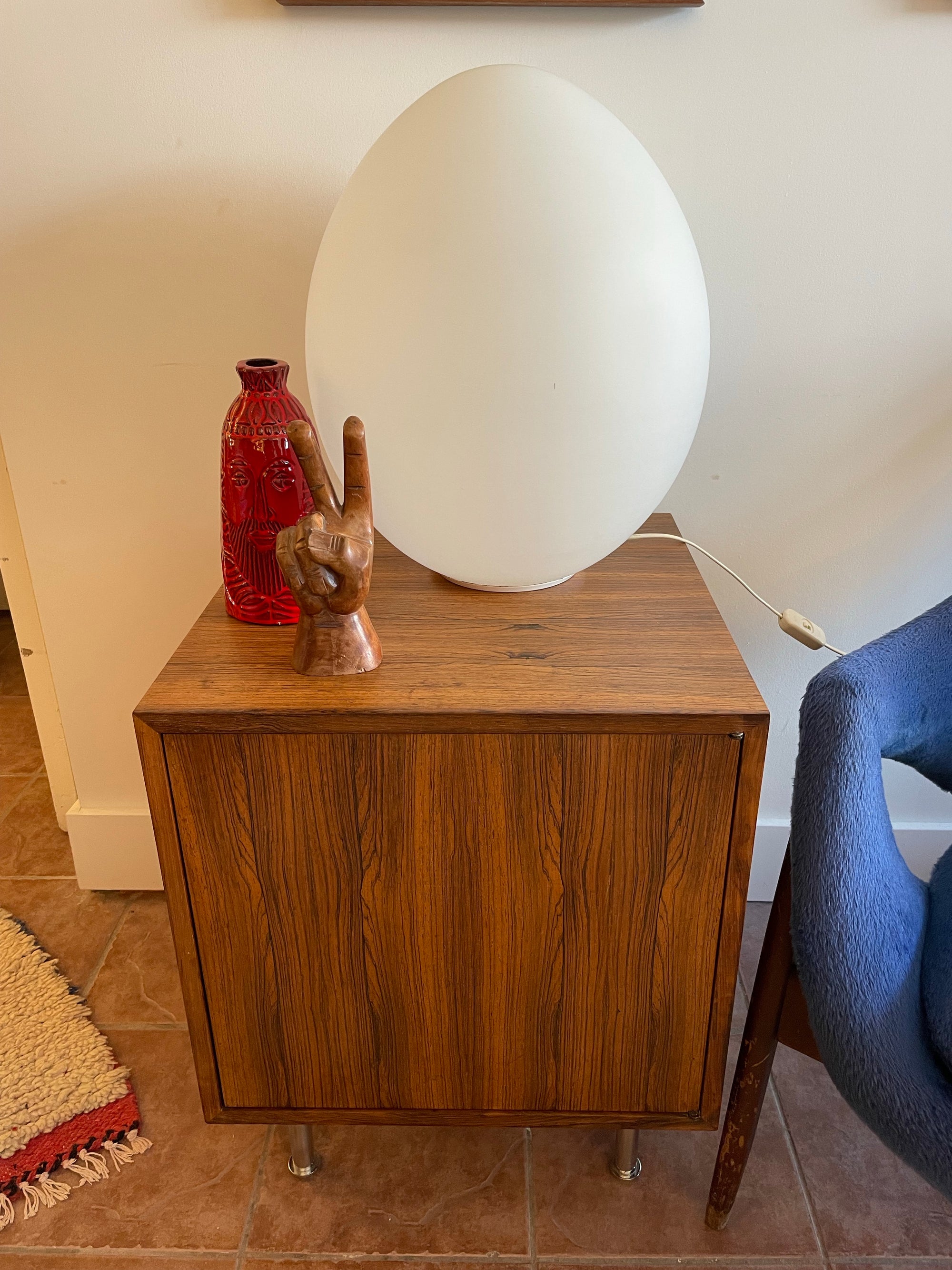 Laurel Opaline Egg Lamp